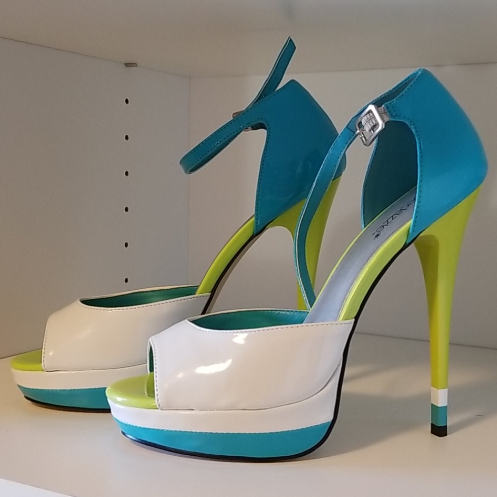 Peep toe pumps
